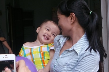 Cháu bé bị bỏ rơi trên taxi: Cha mẹ không nuôi được vì đông con?