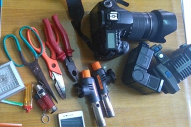 Tên trộm liều lĩnh chống trả, nhiều công an bị thương