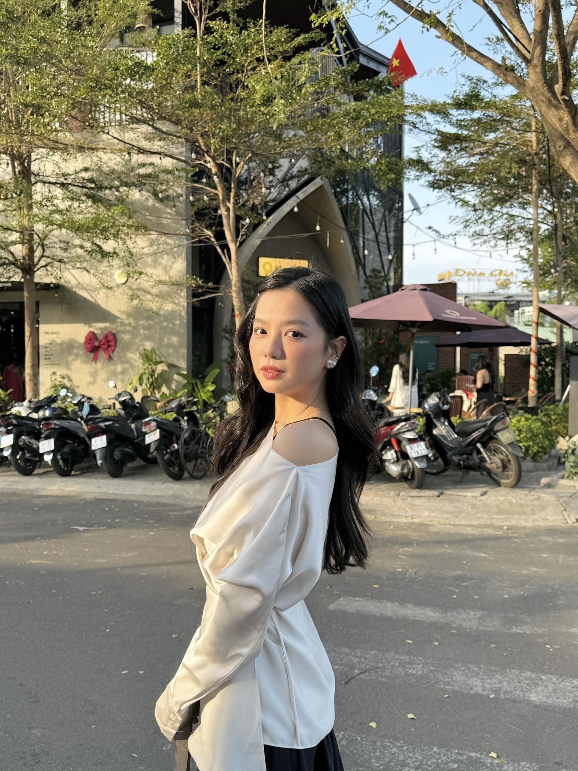 Bóng hồng duy nhất phim Mưa đỏ: Từng thi hoa hậu, đời thường gợi cảm - 11 Bóng hồng duy nhất phim Mưa đỏ: Từng thi hoa hậu, đời thường gợi cảm - 11