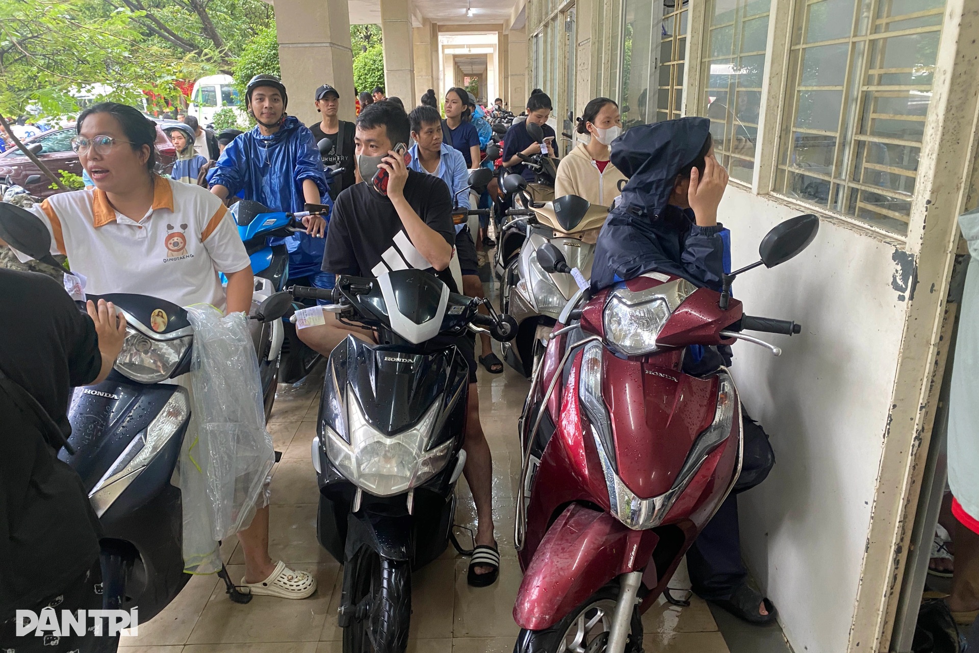 Người dân Huế oằn mình dọn bùn non, rác thải và sửa xe sau lũ - 19 Người dân Huế oằn mình dọn bùn non, rác thải và sửa xe sau lũ - 19