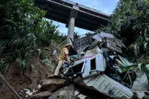 Xe tải lao xuống vực sâu ở Lào Cai, 3 người trọng thương