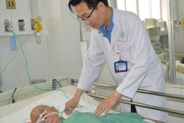 Trắng đêm phẫu thuật cứu sống mẹ Việt Nam Anh hùng bị u não rất nặng