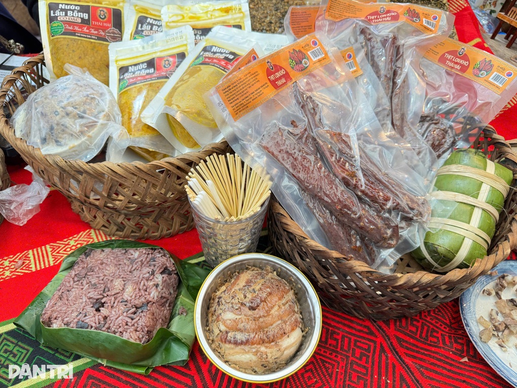 Xếp hàng trải nghiệm ẩm thực ở gian hàng Làng du lịch tốt nhất thế giới - 2