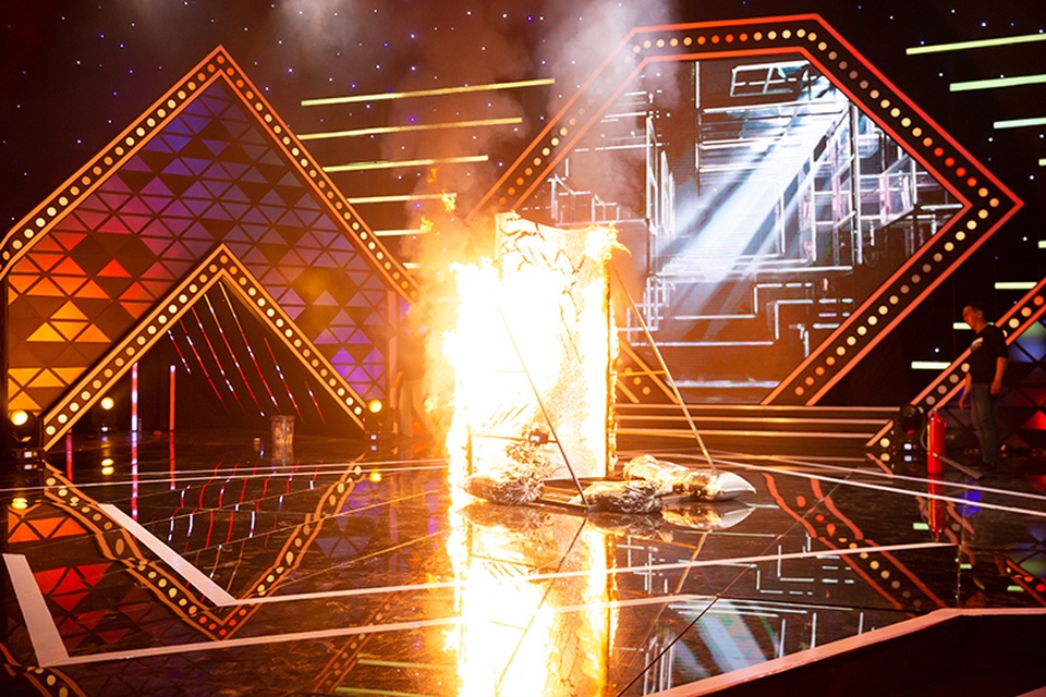 Việt Hương thót tim khi cascadeur Tuấn Voi ‘bị cháy’ trên sân khấu - 6 Việt Hương thót tim khi cascadeur Tuấn Voi ‘bị cháy’ trên sân khấu - 6