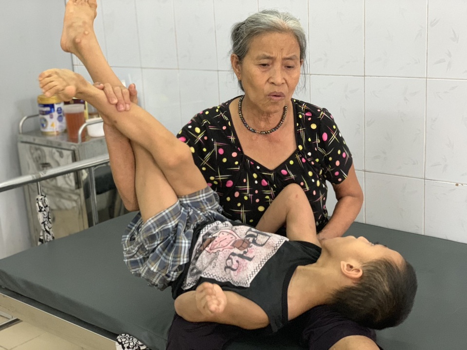 Cụ bà cơ cực xin ăn từng bữa cầm cự nuôi cháu bại não trong viện - 2 Cụ bà cơ cực xin ăn từng bữa cầm cự nuôi cháu bại não trong viện - 2