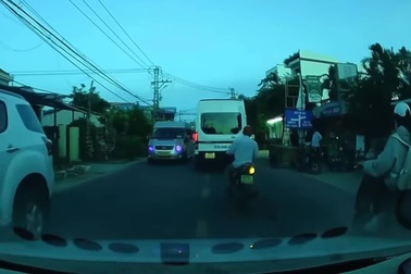 Người đàn ông gặp nạn vì luồn lách tìm cách vượt xe trước mặt