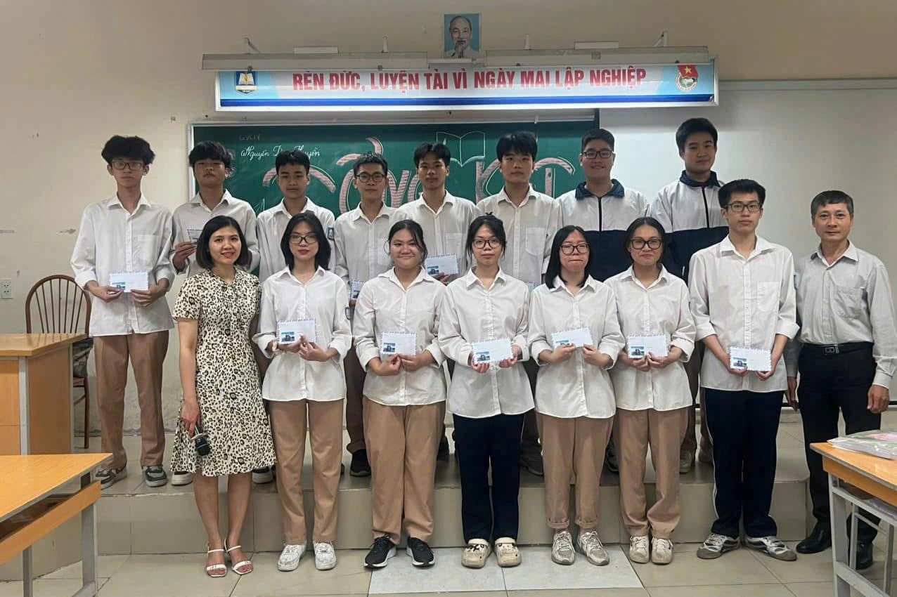 Thủ khoa 3 điểm 10 khối A00 của Hà Nội không dùng điện thoại - 2