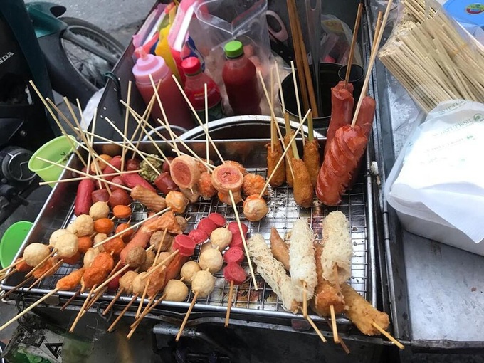Hiểm họa từ hàng quà rong trước cổng trường học - Ảnh 2. Hiểm họa từ hàng quà rong trước cổng trường học - Ảnh 2.