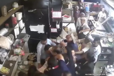 Đợi món ăn quá lâu, nhóm khách nổi giận xông thẳng vào bếp tấn công nhân viên