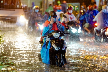 Ngập nặng giờ tan tầm, nhiều phương tiện quay đầu, "chặt" hẻm