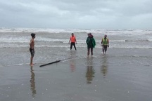 Bị sóng đánh lật thuyền, một ngư dân mất tích