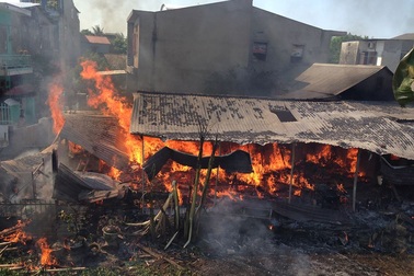 Chập điện, xưởng mây tre đan cháy dữ dội liền 2 giờ