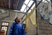 Người phụ nữ bật khóc nhìn nhà cửa tan hoang sau bão Noru