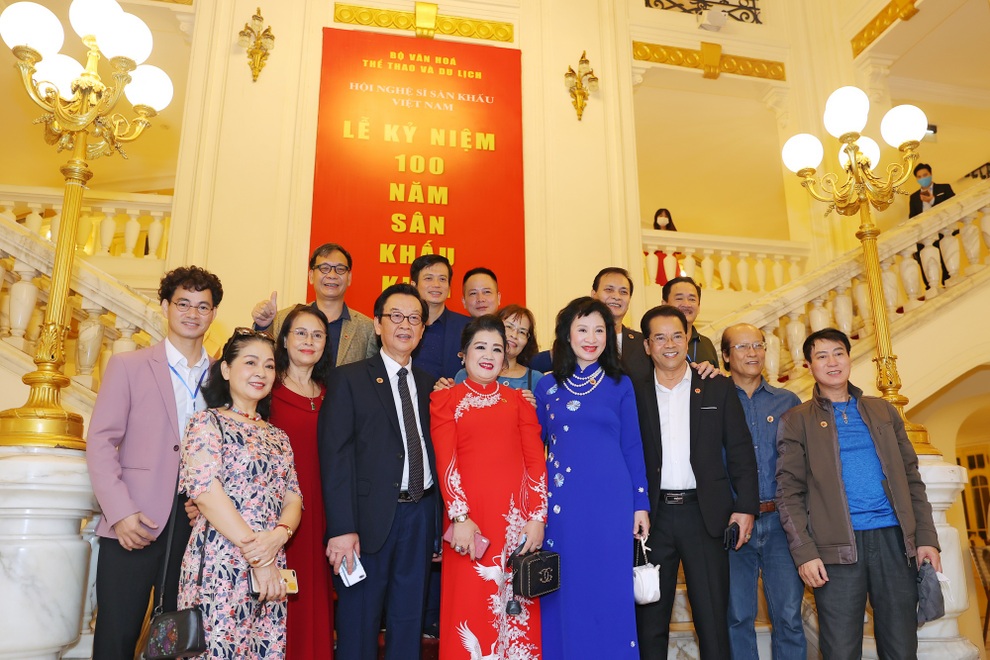 Thu Quỳnh Hương vị tình thân bật khóc mong kịch nói về thời hoàng kim - 10 Thu Quỳnh Hương vị tình thân bật khóc mong kịch nói về thời hoàng kim - 10