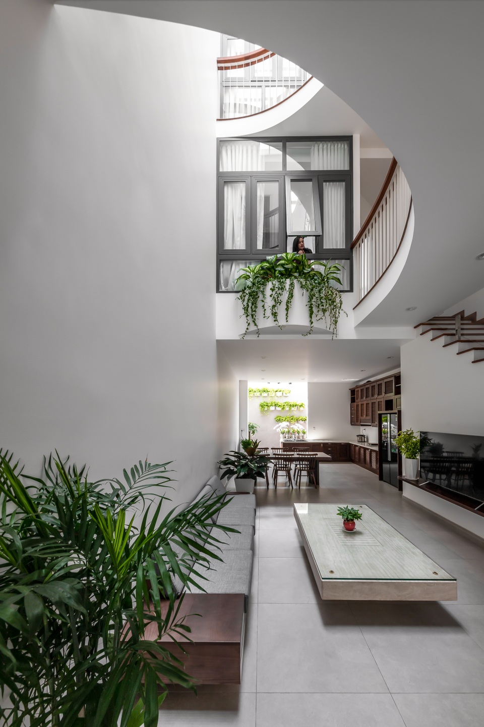 Nhà phố 4 tầng ở Sài Gòn gây ngỡ ngàng bởi thiết kế giếng trời hình xoắn ốc - 4 Nhà phố 4 tầng ở Sài Gòn gây ngỡ ngàng bởi thiết kế giếng trời hình xoắn ốc - 4