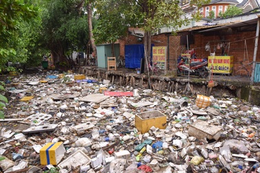 Rác thải phủ kín kênh thoát nước cho sân bay Tân Sơn Nhất