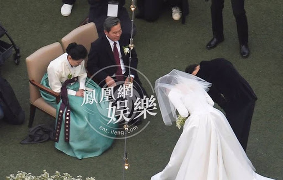 Hậu ly hôn: Song Hye Kyo sống an yên, gia đình Song Joong Ki lạnh nhạt - 3 Hậu ly hôn: Song Hye Kyo sống an yên, gia đình Song Joong Ki lạnh nhạt - 3