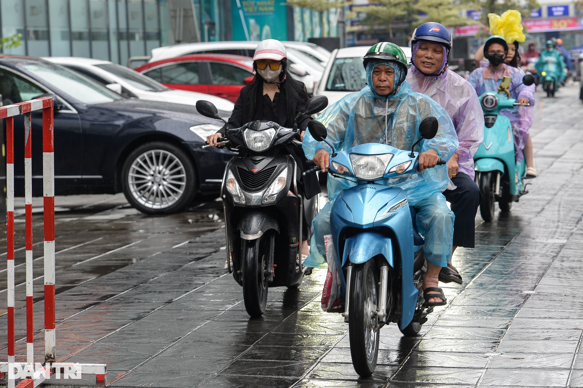 Hà Nội ùn tắc nhiều tuyến phố buổi sáng đầu tuần - 12 Hà Nội ùn tắc nhiều tuyến phố buổi sáng đầu tuần - 12