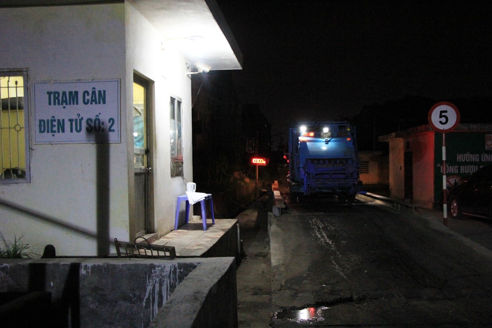 Công nhân xuyên đêm xử lý lượng rác khủng tồn đọng ở Hà Nội - 7 Công nhân xuyên đêm xử lý lượng rác khủng tồn đọng ở Hà Nội - 7
