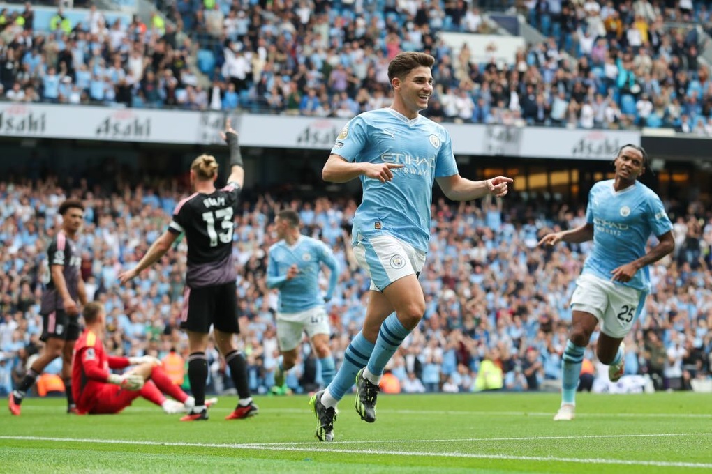 Haaland lập hat-trick, Man City xây chắc ngôi đầu bảng | Báo Dân trí