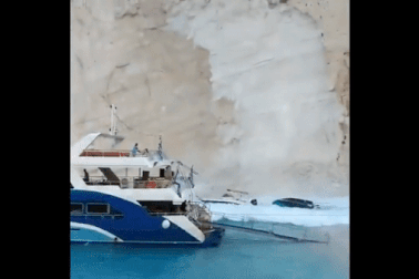 Núi đá vôi bất ngờ đổ sập khiến du khách hốt hoảng chạy không kịp thở