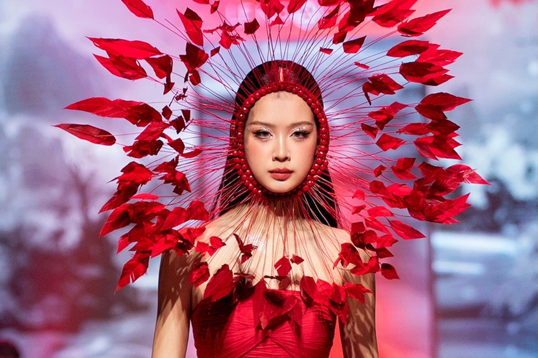 Hoa hậu Bảo Ngọc hóa bông hoa rực rỡ trên sàn catwalk