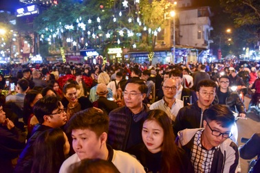 24h trước lễ Giáng sinh: Chôn chân giữa "biển người" tại Nhà thờ Lớn, phố Hàng Mã