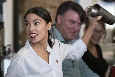 Nữ nghị sĩ trẻ nhất lịch sử Mỹ bất ngờ quay trở lại làm bồi bàn, pha chế