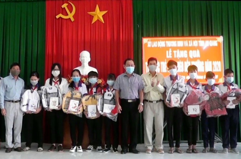 Sở LĐ, TBXH An Giang trao 200 phần quà cho học sinh nghèo - 1 Sở LĐ, TBXH An Giang trao 200 phần quà cho học sinh nghèo - 1