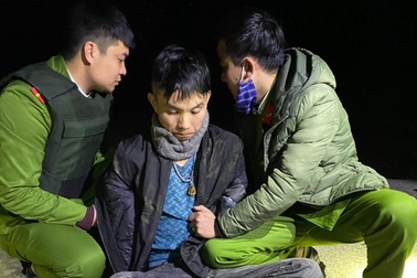 Mật phục trong đêm giá lạnh, bắt đối tượng mang hơn 12.000 viên hồng phiến