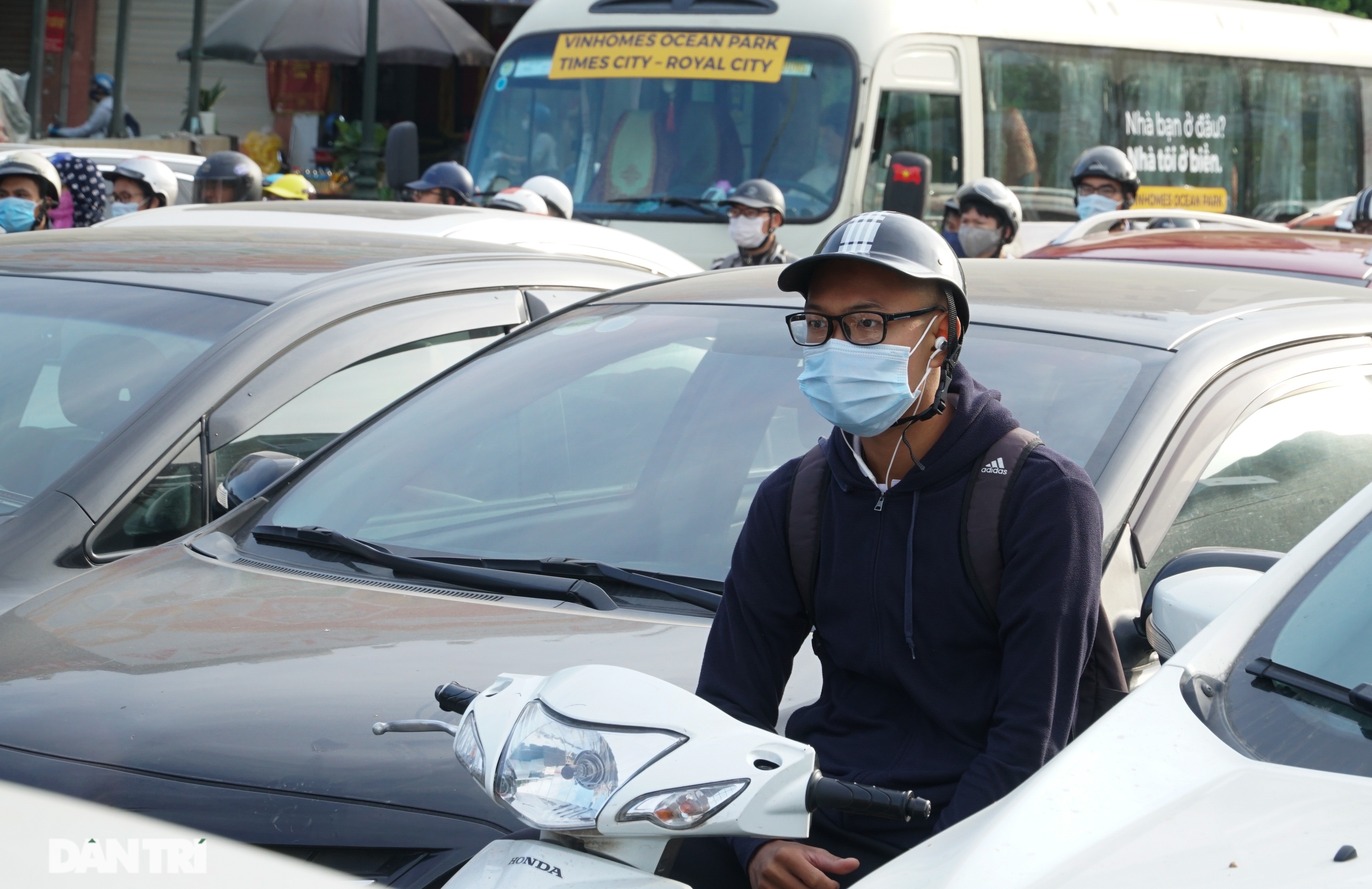 Ngã tư khổ sở tắc vẫn hoàn tắc sau ngày thông xe đường trên cao - 6 Ngã tư khổ sở tắc vẫn hoàn tắc sau ngày thông xe đường trên cao - 6