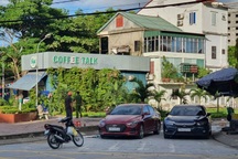 Nhân viên làm tóc mắc Covid-19, cách ly xã hội nhiều khu dân cư