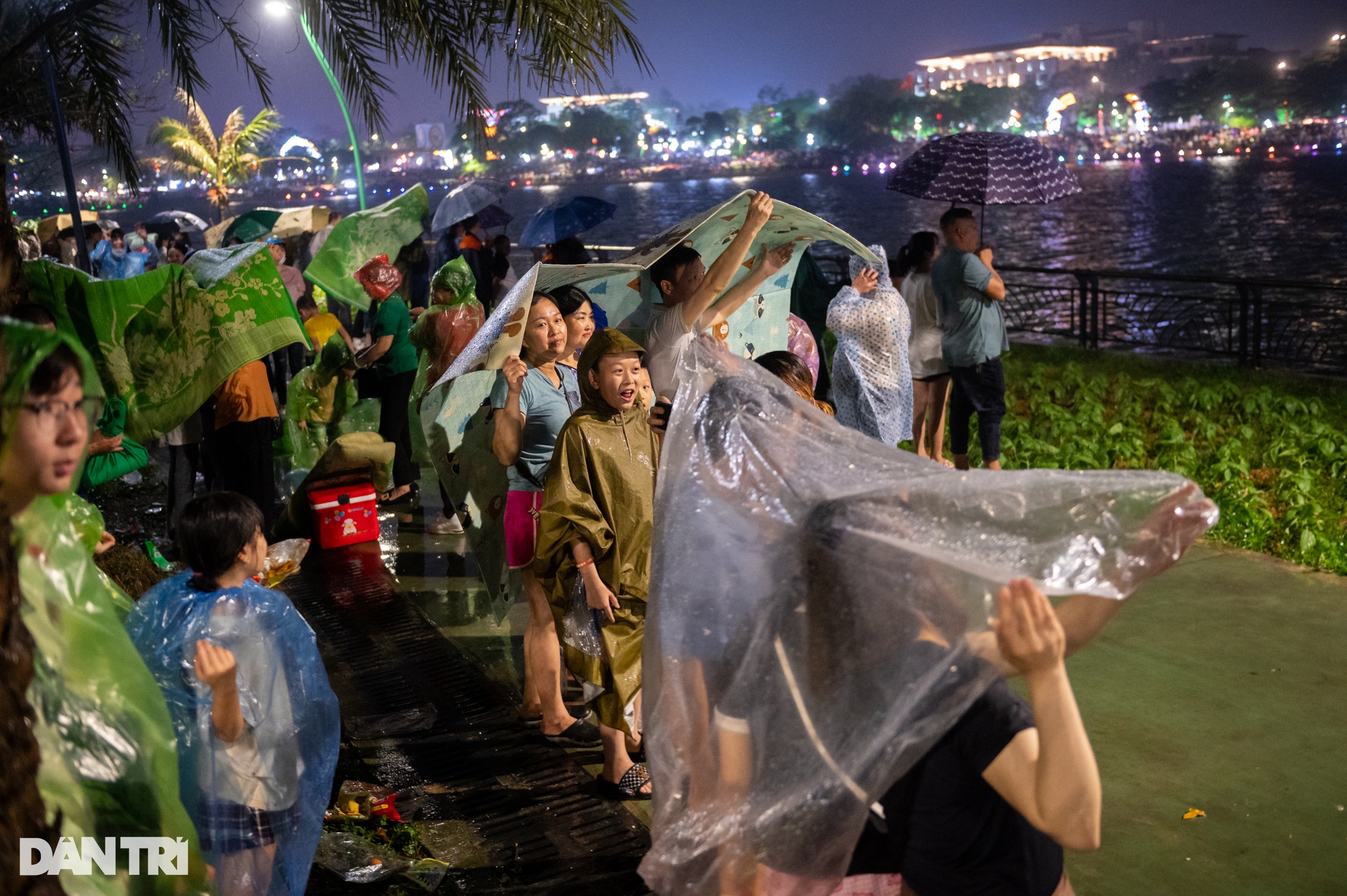 Hàng vạn người đội mưa xem pháo hoa ở Phú Thọ dịp Giỗ Tổ Hùng Vương - 5