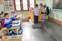Lùm xùm hình ảnh học sinh lớp 6 "đứng lớp" trong giờ dạy của mẹ