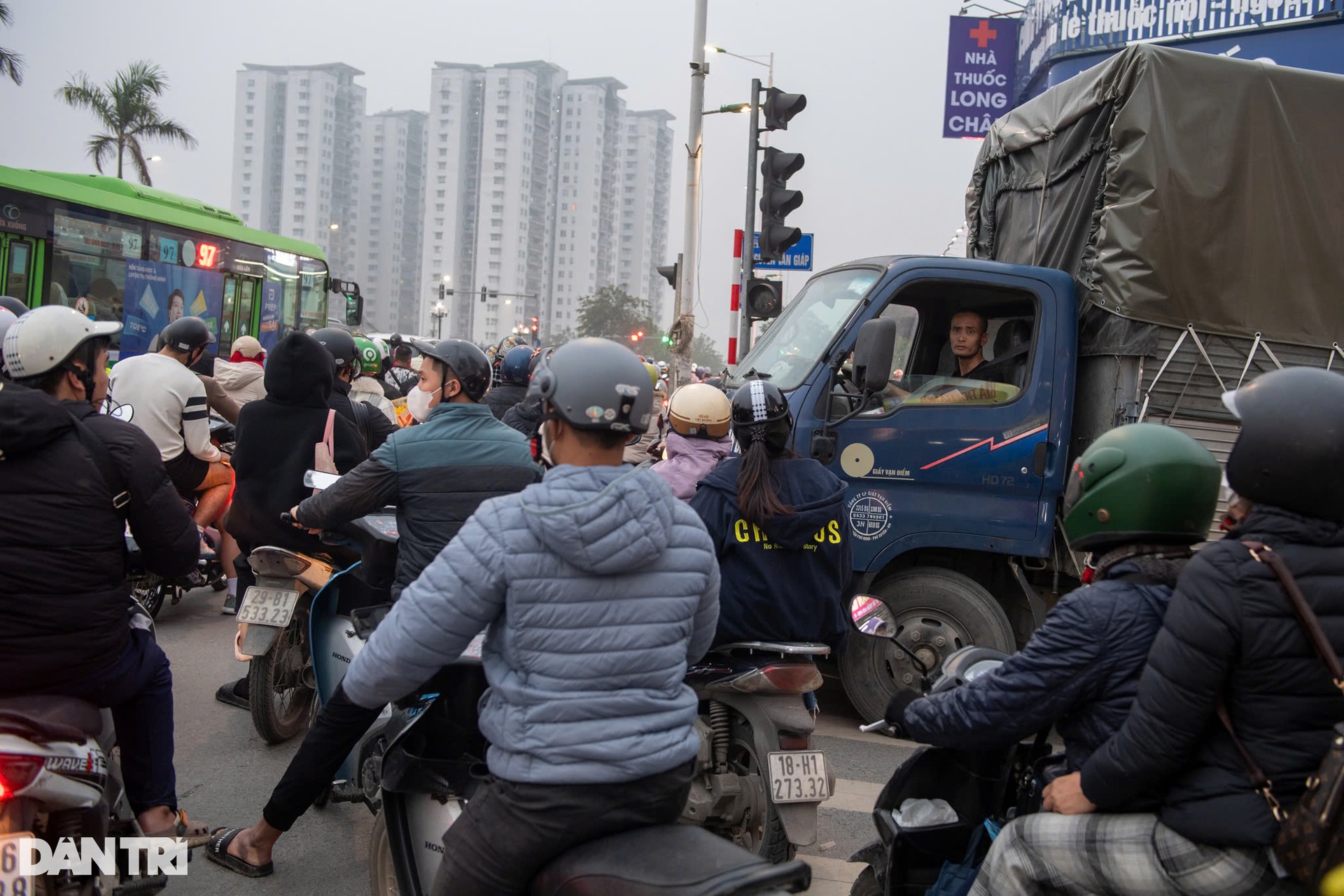 Giao thông khác biệt sau 1 tuần đóng ngã tư, ngắt đèn đỏ ở đường 8 làn xe - 5 Giao thông khác biệt sau 1 tuần đóng ngã tư, ngắt đèn đỏ ở đường 8 làn xe - 5