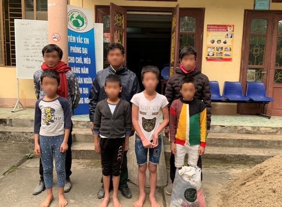 Trao trả về gia đình 5 trẻ lang thang ăn xin đường phố - 1 Trao trả về gia đình 5 trẻ lang thang ăn xin đường phố - 1