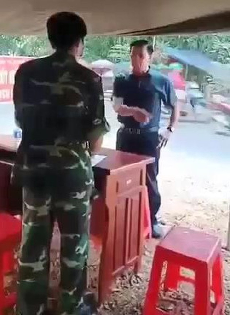Phó Chủ tịch HĐND huyện chửi bới, đập bàn khi bị kiểm tra thân nhiệt - 3 Phó Chủ tịch HĐND huyện chửi bới, đập bàn khi bị kiểm tra thân nhiệt - 3