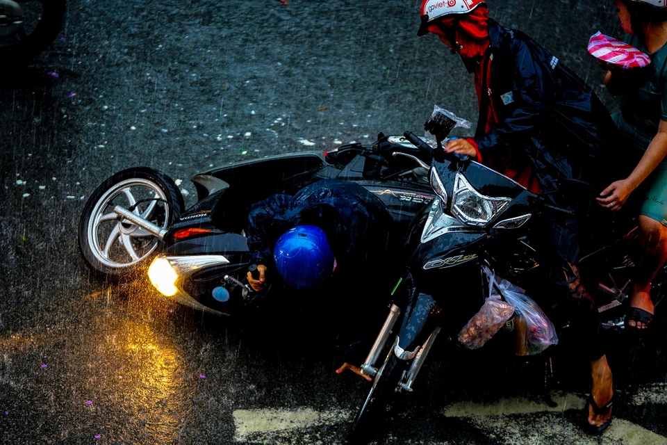 TPHCM: Đường phố sập tối trong cơn mưa lớn, người đi đường loạng quạng - 9