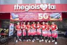 "Mỹ nam đường phố" tặng quà cho phái đẹp ngày 8/3