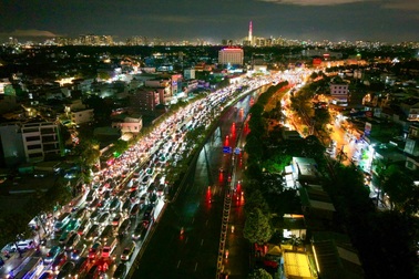 Mưa lớn, đường Phạm Văn Đồng kẹt xe kéo dài hơn 3km