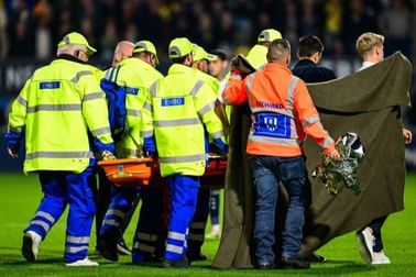 Trận đấu của Ajax Amsterdam hủy giữa chừng do thủ môn bất tỉnh