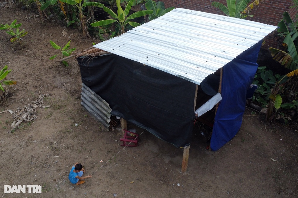 Mẹ đơn thân liệt nửa người, nuôi con tự kỷ nương náu trong chòi tạm 6m2 - 3