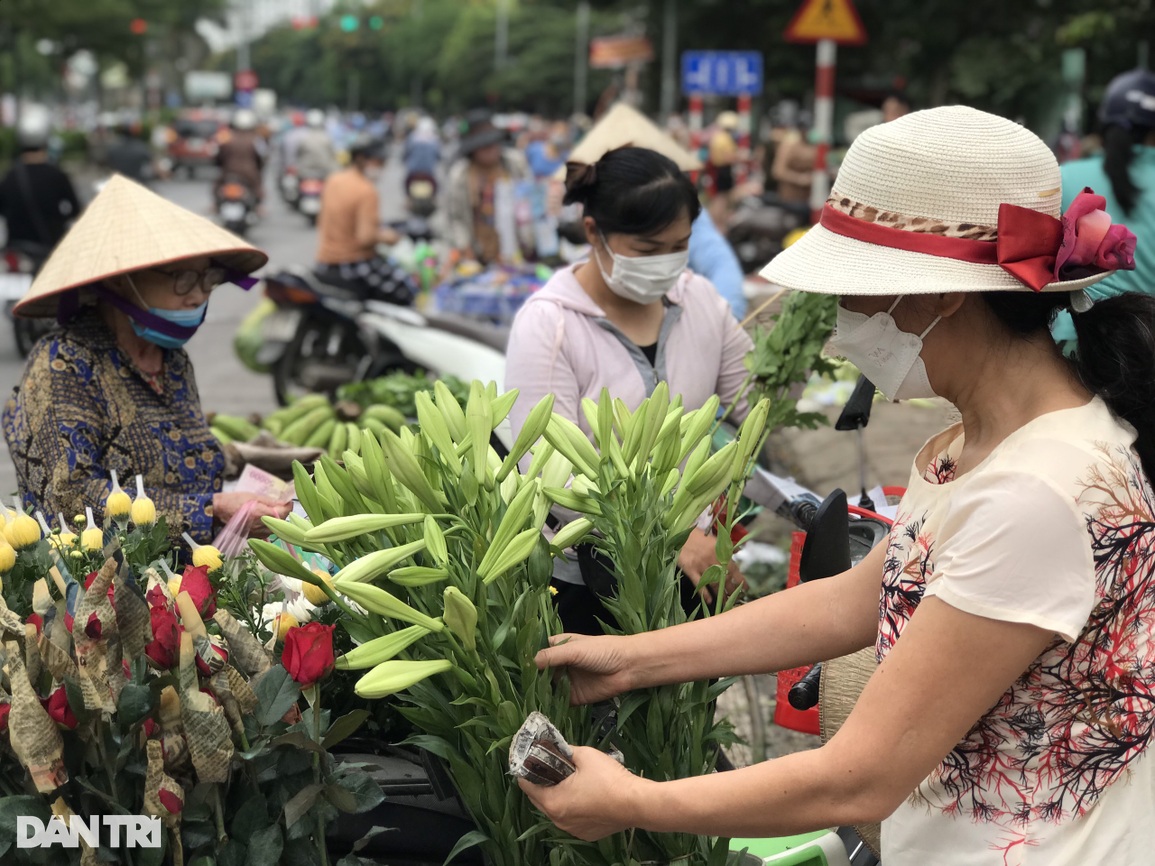 Tết Đoan Ngọ: Rượu nếp, vải, mận cháy hàng sớm, tiểu thương bán mỏi tay - 9 Tết Đoan Ngọ: Rượu nếp, vải, mận cháy hàng sớm, tiểu thương bán mỏi tay - 9