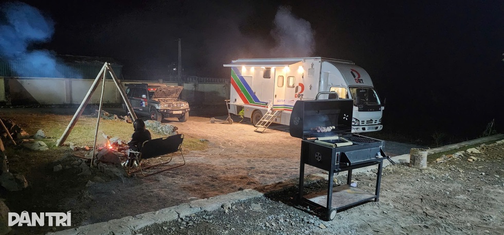 Người đàn ông Hà Nội chi cả tỷ đồng biến ô tô thành nhà di động - 9