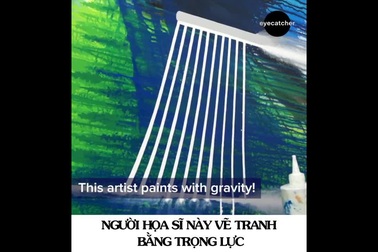 Họa sĩ vẽ tranh bằng trọng lực.