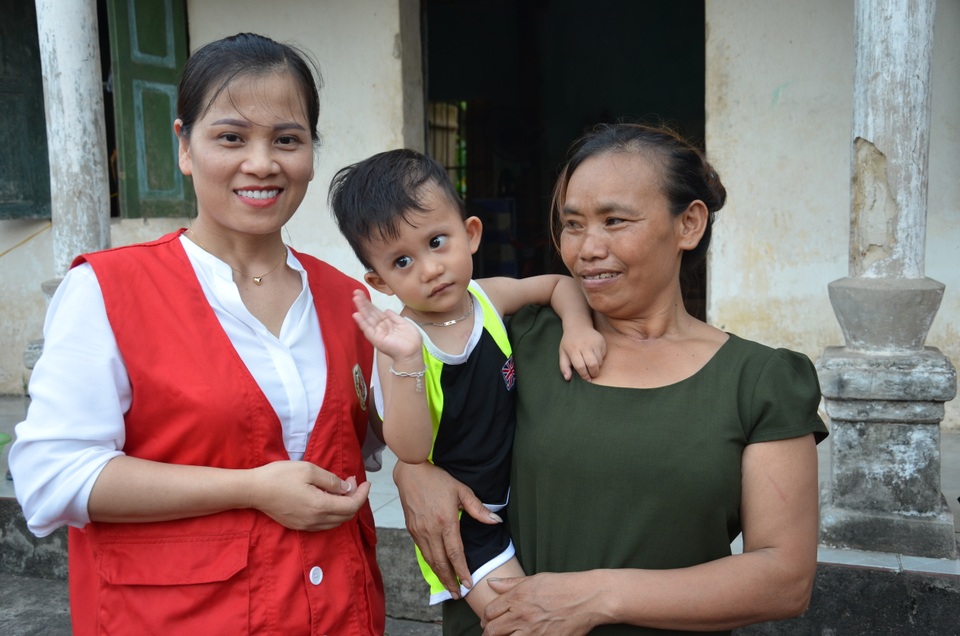 Bé 3 tuổi bị giày vò trong bệnh tật được bạn đọc giúp đỡ hơn 400 triệu đồng - 4 Bé 3 tuổi bị giày vò trong bệnh tật được bạn đọc giúp đỡ hơn 400 triệu đồng - 4
