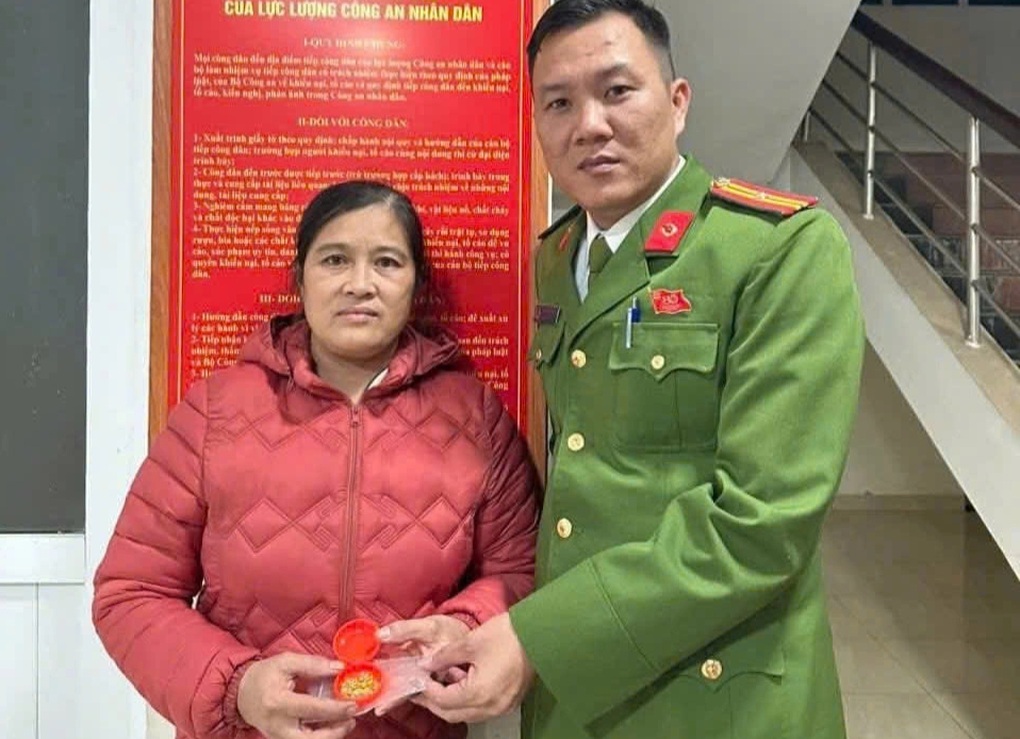 Người phụ nữ bỏ quên 4 chỉ vàng trong túi áo gửi ủng hộ đồng bào vùng lũ - 2