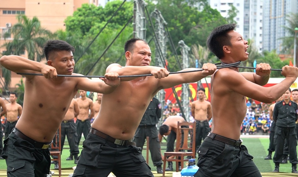Mãn nhãn với màn biểu diễn khí công điêu luyện của cảnh sát đặc nhiệm - 8 Mãn nhãn với màn biểu diễn khí công điêu luyện của cảnh sát đặc nhiệm - 8