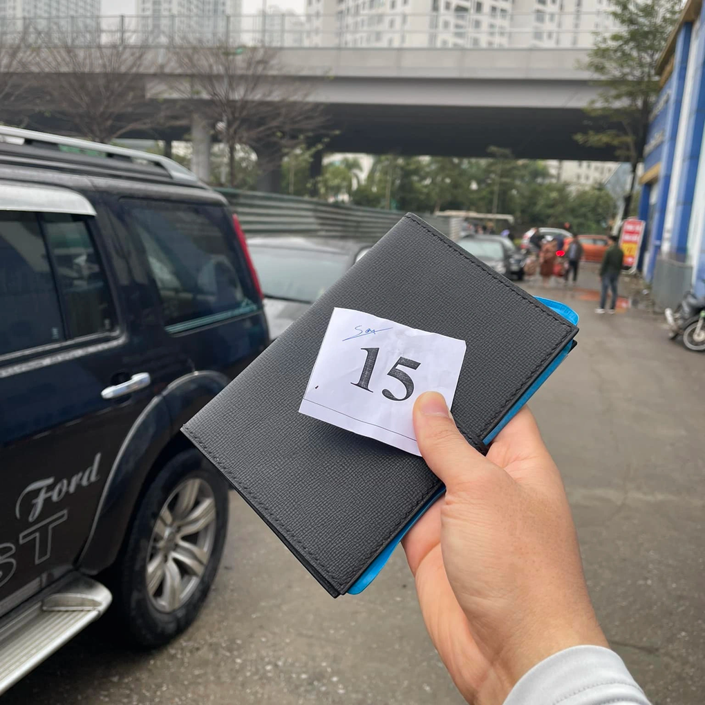 Tài xế xếp hàng xuyên đêm, có người trốn viện chờ tới lượt đăng kiểm xe - 3 Tài xế xếp hàng xuyên đêm, có người trốn viện chờ tới lượt đăng kiểm xe - 3