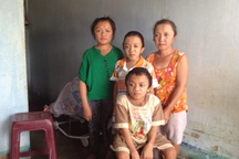 Thương 4 mẹ con gãy chân tay như cơm bữa